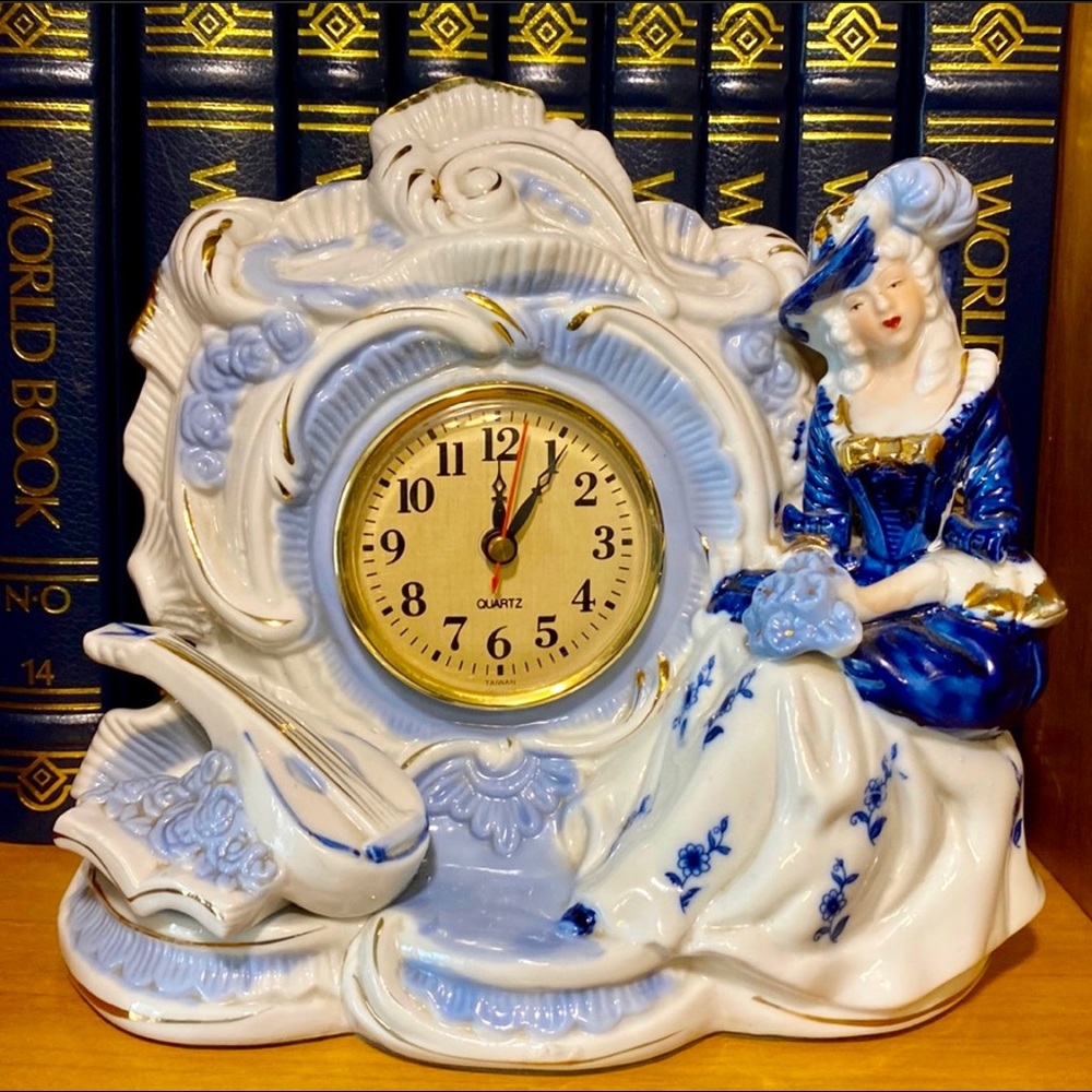 Vintage Blue & White Porcelain Mantle Quartz Clock Made In Taiwan